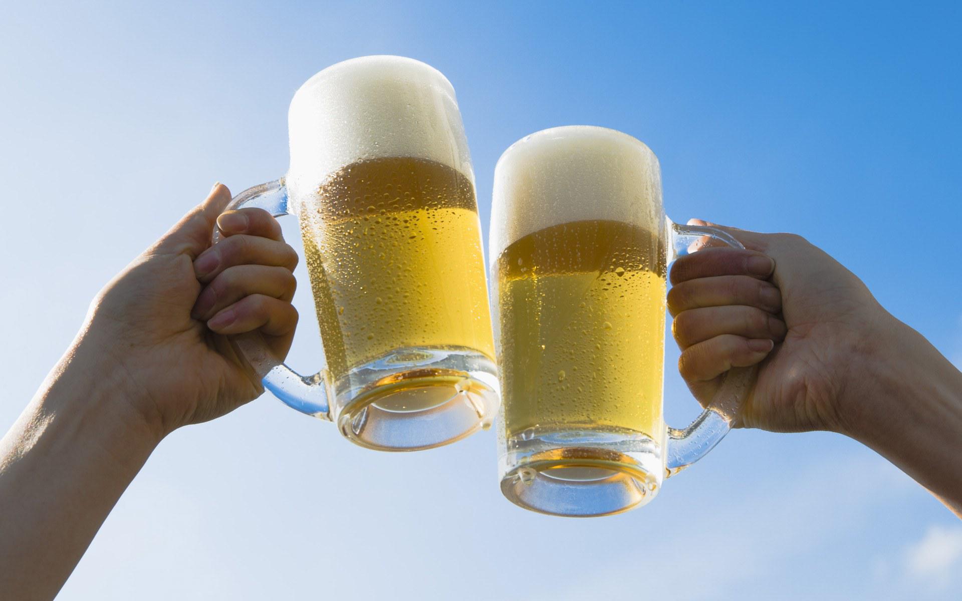 hb042-350a-people-toasting-with-mugs-of-beer-under-blue-sky_1920x1200.jpg
